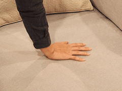 スタイリッシュなデザインが魅力のカウチソファーTAPIS(タピス)の手で押した時の様子