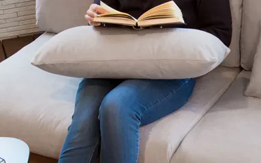 シンプルデザインなローソファー「Lire(リール)」専用のスツールの座面クッションの様子